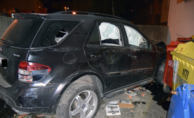 Foto: Podgurážený vodič Mercedesu zišiel z cesty a zastavil ho až smetiak