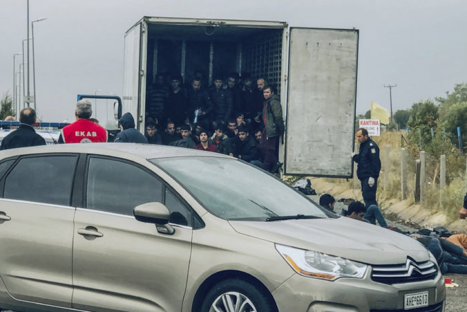 Grécka polícia objavila v chladiarenskom aute na diaľnici desiatky mužov a chlapcov