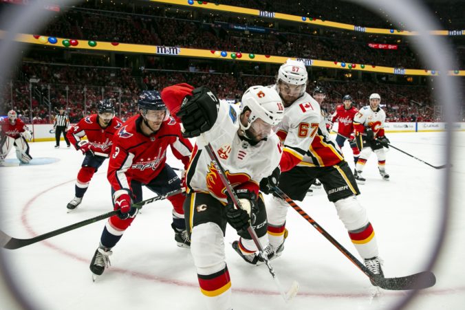 Video: Vrána sa v NHL blysol hetrikom, Kane v predĺžení rozhodol o triumfe Chicaga