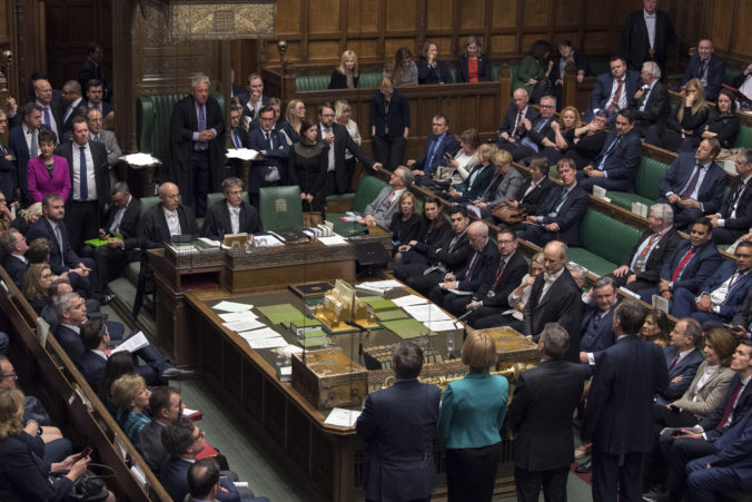 Britský parlament rozpustili päť týždňov pred predčasnými voľbami, o brexite už rozhodne nový