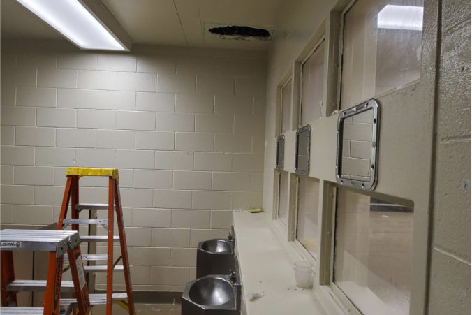 Foto: Dvaja väzni ušli cez dieru na toalete, stále sú na úteku a môžu byť nebezpeční