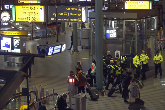 Podozrivá situácia na letisku v Amsterdame, cestujúcim aj posádke sa podarilo bezpečne opustili lietadlo
