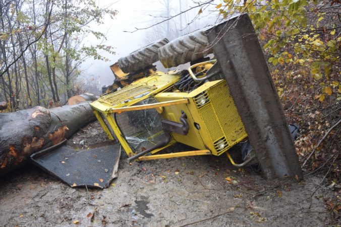 Foto: Dôchodcu v lese privalil traktor, zomrel na mieste