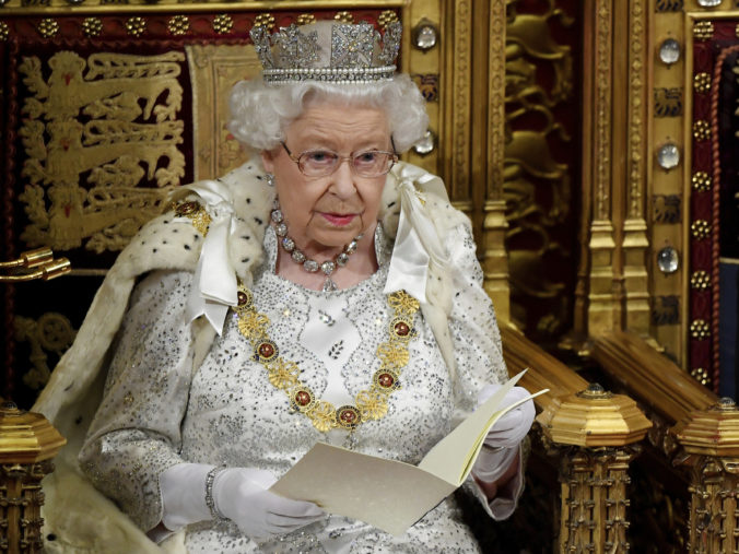 Nové odevy kráľovnej Alžbety II. už nebudú z pravej kožušiny, rozhodnutie potešilo aktivistov