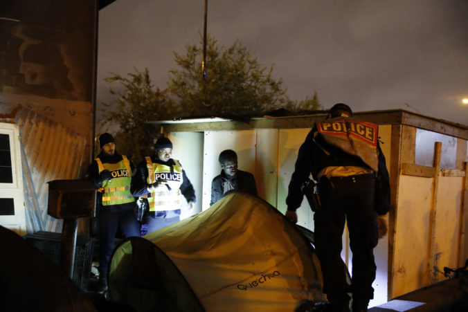 Video: Polícia zrušila veľký parížsky tábor pre migrantov, evakuovali stovky ľudí