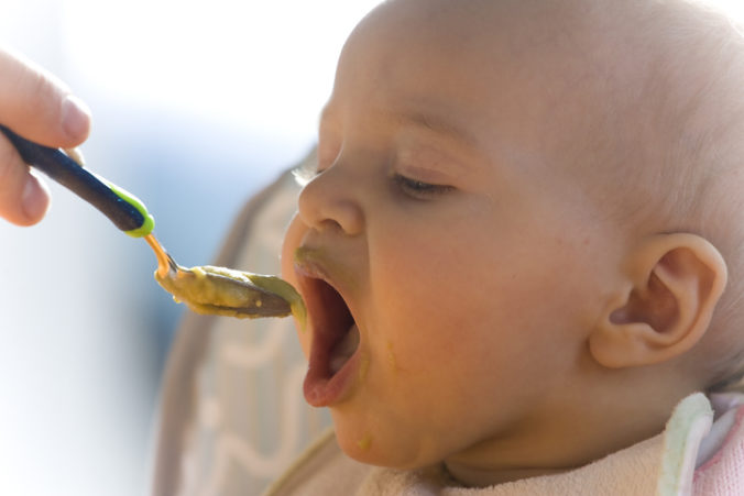 Foto: Dojčenská výživa môže obsahovať kúsky plastovej fólie, predávali ju aj na Slovensku