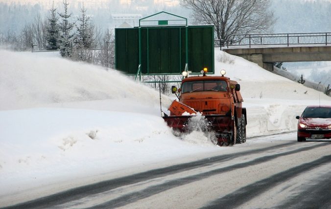 Cestári v Žilinskom kraji začali novú sezónu, husto snežilo na viacerých horských priechodoch