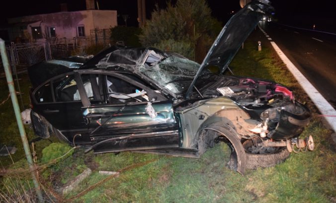 Foto: Opitý mladík na BMW skončil v oplotení domu, jeho spolujazdec sa vážne zranil