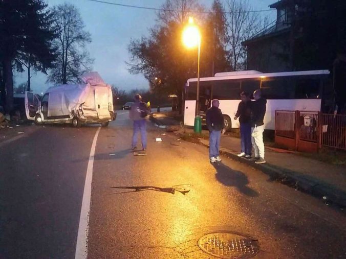 Foto: Po vážnej dopravnej nehode autobusu a dodávky skončilo v nemocnici deväť ľudí