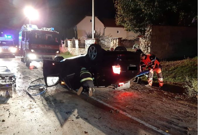 Foto: Vodič havaroval cestou z oslavy, zakliesnenému mužovi museli pomôcť hasiči