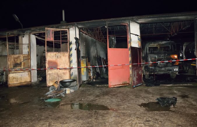Foto: Areál s pracovnými strojmi zachvátili plamene, škody vyčíslili na 300-tisíc eur