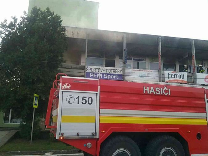 Polyfunkčný objekt v Stropkove zachvátil požiar, zasiahol štyri obchodné prevádzky