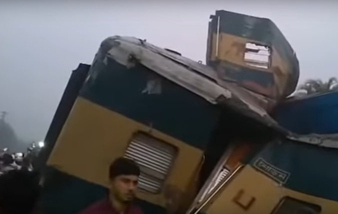 Video: Pri Dháke do seba čelne narazili dva rýchliky, nehoda si vyžiadala mŕtvych aj zranených