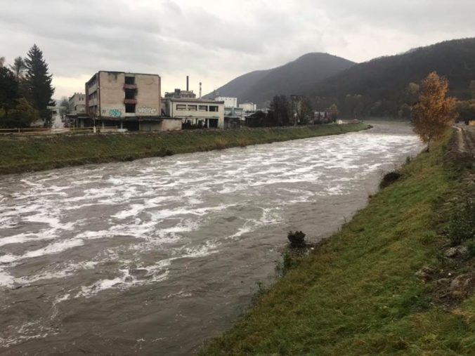 Foto: Na hladine Hrona v Banskej Bystrici sa zjavila biela pena