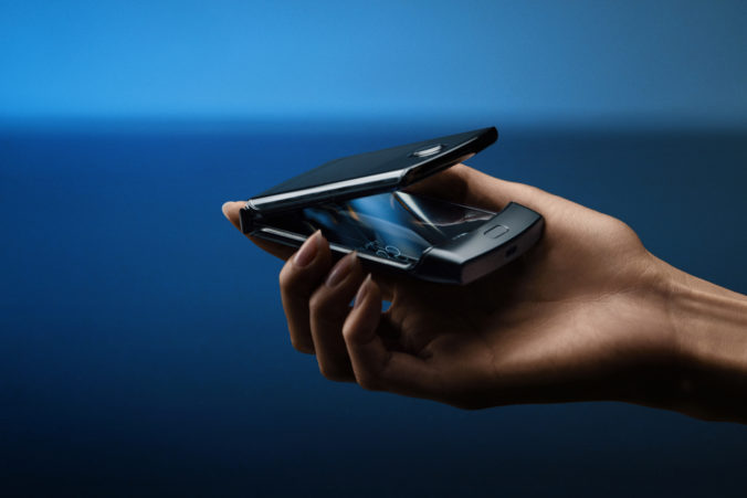 Motorola predstavila nový vyklápací smartfón Razr, kompaktný telefón bude mať skladací displej