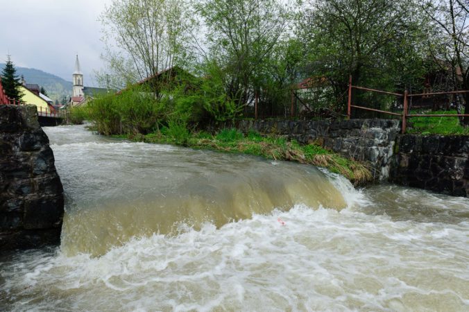 Na slovenských riekach trvá povodňová aktivita, veľká voda zapríčinila škody