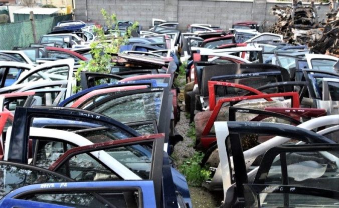 Foto: Trojica rozoberala autá a predávala ich na súčiastky, nazbierala takmer 300 ton odpadu
