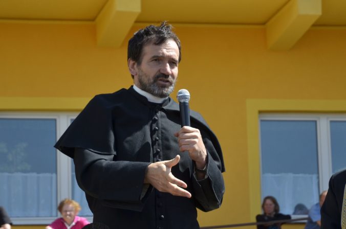 Konferencia biskupov Slovenska vyhlásilo, že kňaz sa nemôže politicky angažovať