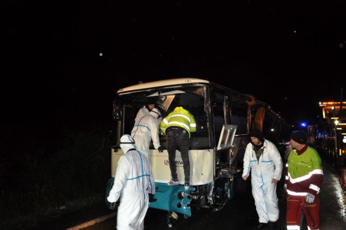 Najvážnejšie zranený po nehode autobusu pri Nitre je stále v kritickom stave