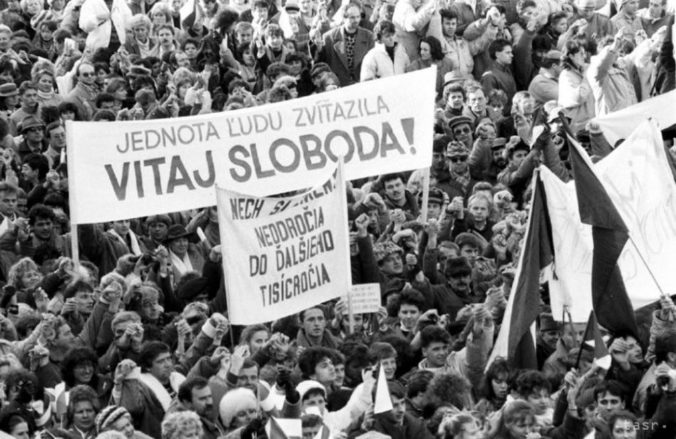 Komunisti neboli ochotní deliť sa o moc v Československu, silu strany zakotvili do ústavy