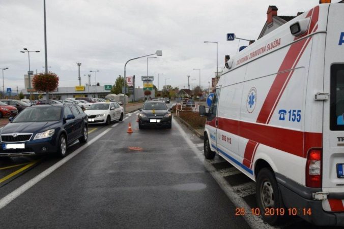 Foto: Polícia hľadá svedkov nehody, vodič Renaultu zrazil chodkyňu