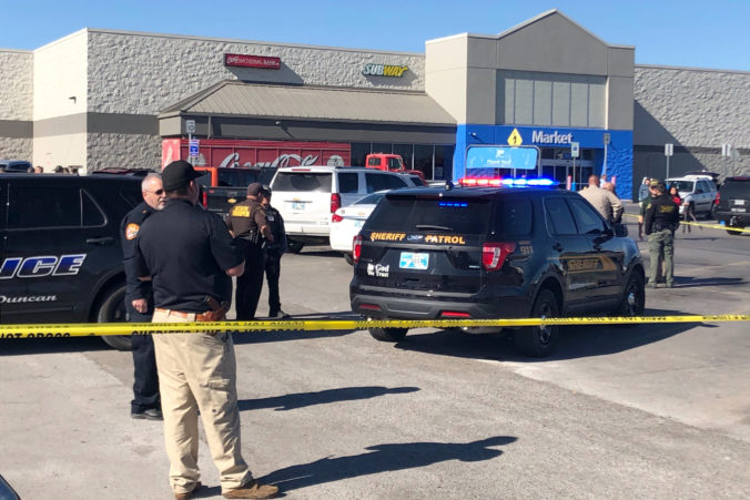 Video: Na parkovisku pred nákupným strediskom Walmart sa strieľalo, o život prišli tri osoby