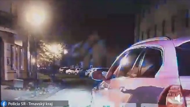 Video: Opitá a agresívna vodička na BMW ničila autá a trúfla si aj na policajtov