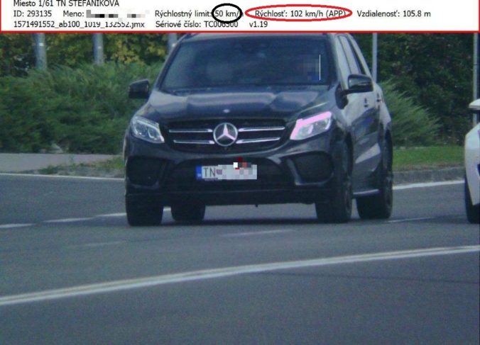 Foto: Nepoučiteľný mladík na Mercedese „zbiera“ bločky za rýchlosť, opäť dostal mastnú pokutu
