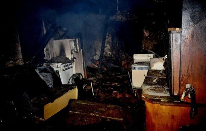 Foto: Prístavbu rodinného domu pohltili plamene, v ruinách našli mŕtveho muža