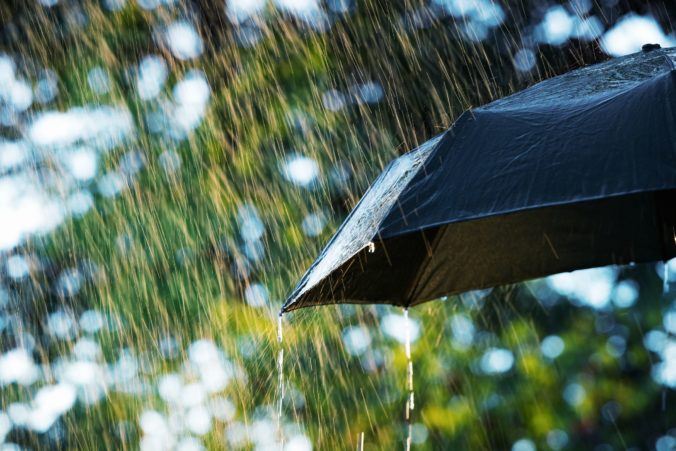 Nezabudnite si dáždnik, meteorológovia vydali výstrahy pre jedenásť okresov