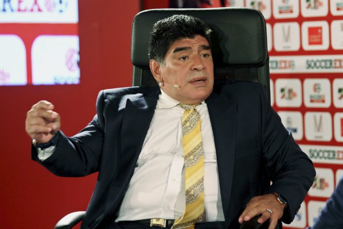 Maradona zostáva trénerom Gimnasia y Esgrima La Plata, za jeho návratom je protest fanúšikov