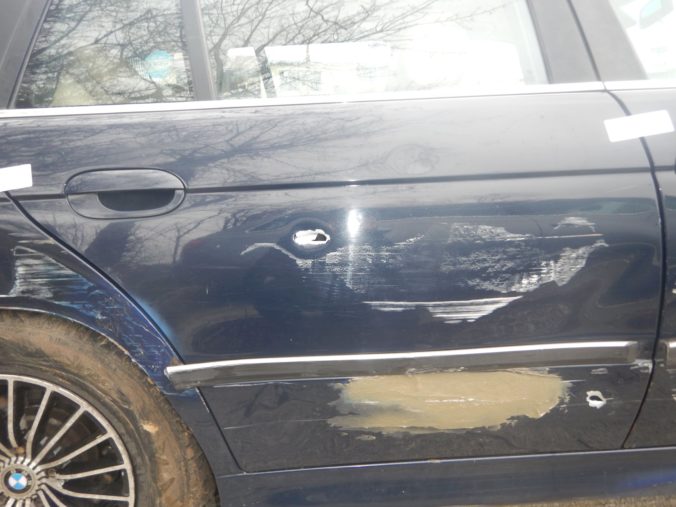 Foto: Policajti strieľali po unikajúcom BMW, šoférovi sa po naháňačke podarilo ujsť