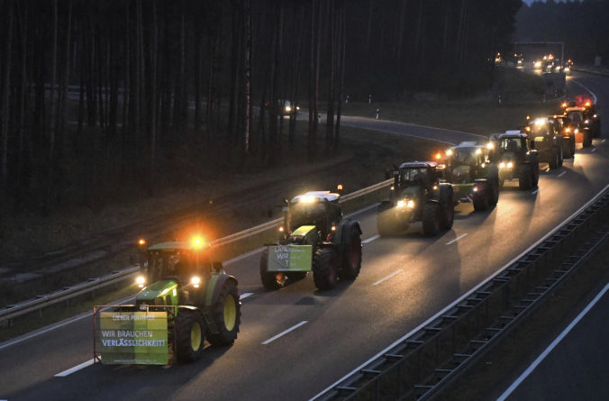 Video: Do Berlína mieria tisíce traktorov, budú protestovať proti poľnohospodárskej politike