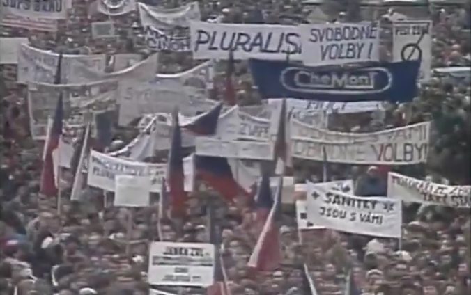 Koniec vlády jednej strany, skandovali ľudia pred 30 rokmi na štrajku v Československu (video)