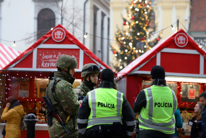 Na bratislavských vianočných trhoch budú spolu s policajtmi dohliadať na bezpečnosť aj vojaci