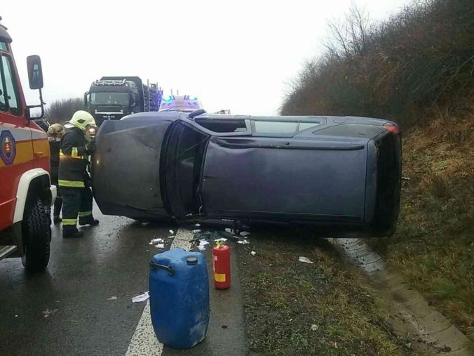 Foto: Vodič zrejme dostal šmyk a s autom sa prevrátil na bok, viezol aj tri deti