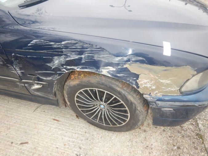 Foto: Šoféra BMW, ktorý unikol po policajnej streľbe, ešte nenašli