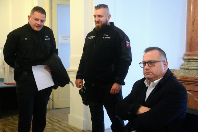 Foto: Súd rozhoduje o väzbe pre bývalého riaditeľa Tiposu Barcziho