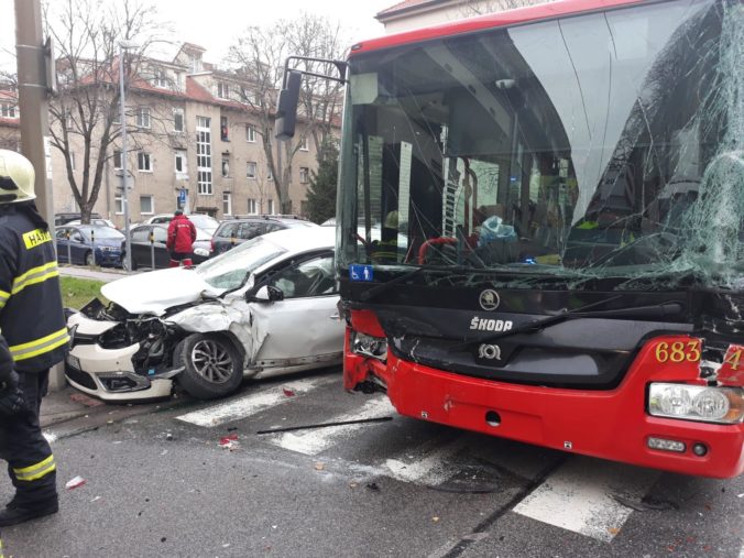 Foto: V bratislavskom Ružinove sa zrazil trolejbus s osobným a nákladným autom