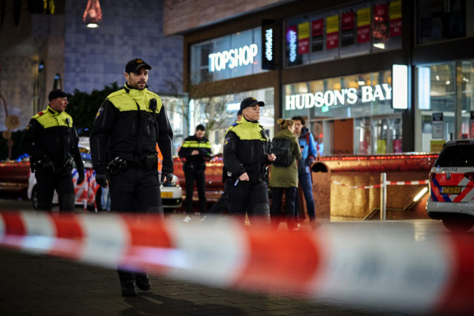 Video: Muž s nožom útočil na hlavnej obchodnej ulici v Haagu, podarilo sa mu ujsť