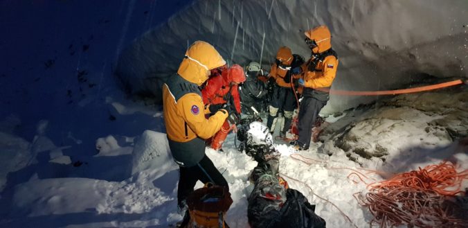 Vo Vysokých Tatrách zahynuli dvaja horolezci, v oblasti bola zlá viditeľnosť a snežilo