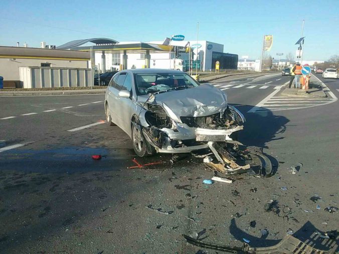 Foto: Hasiči ráno zasahovali pri dopravnej nehode, v Senci sa zrazili dve autá