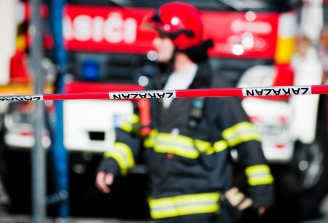 Garsónku v bytovom dome v Čiernej nad Tisou zasiahol požiar, zahynul pri ňom jeden človek