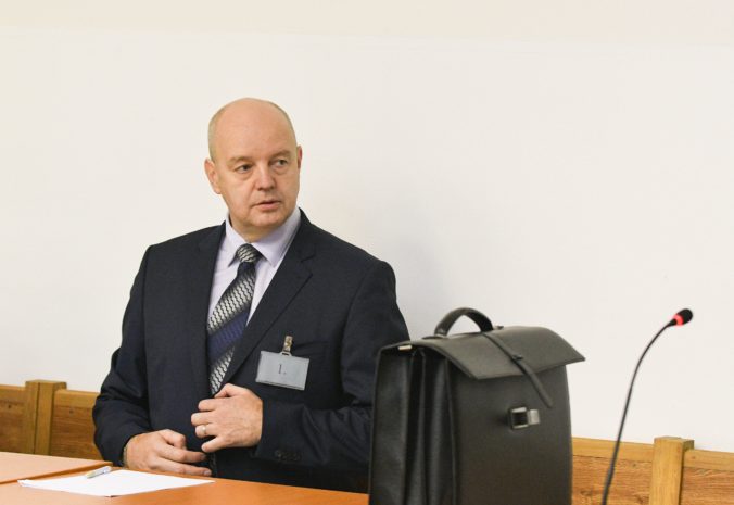 Súd v kauze zmenky: Na pojednávaní by mali vypovedať znalci aj vdova po advokátovi Valkovi