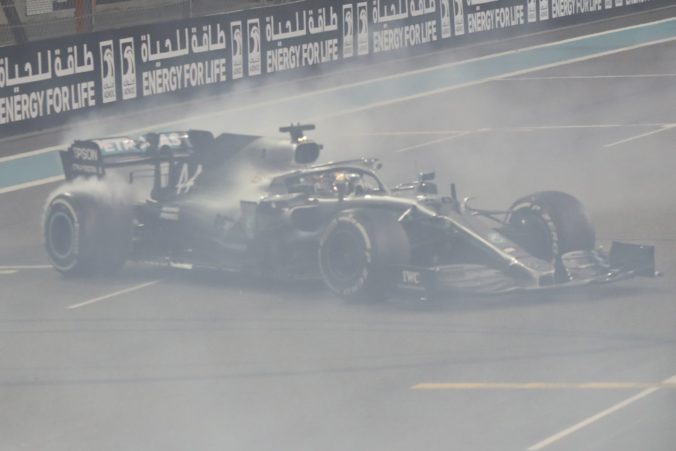 Lewis Hamilton systémom štart – cieľ vyhral Veľkú cenu Abú Zabí