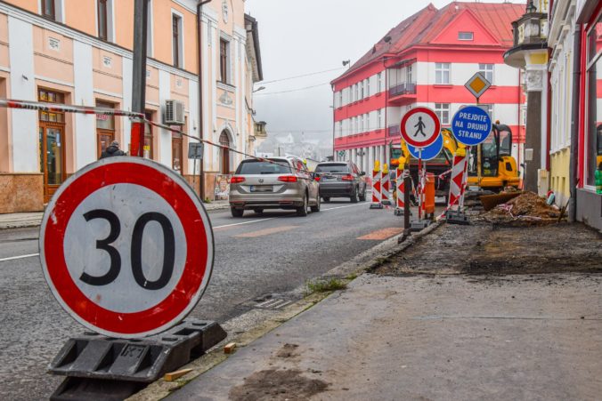 Oprava chodníka na Kuzmányho ulici v Brezne bude stáť približne 8-tisíc eur