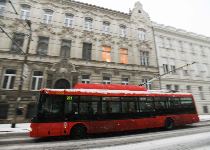 Video: Sneh v Bratislave spôsobuje problémy, linky MHD meškajú aj polhodinu