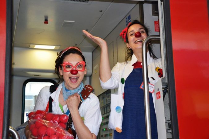 Zdravotní klauni vo vlakoch ZSSK opäť rozveselia cestujúcich
