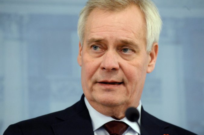 Fínsky premiér odstúpil z funkcie, jeho vládu tvorilo päť koaličných strán