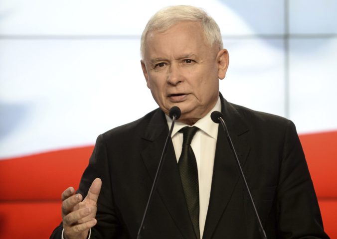 Jaroslaw Kaczynski podstúpil operáciu kolena, ktorú pre parlamentné voľby odložil